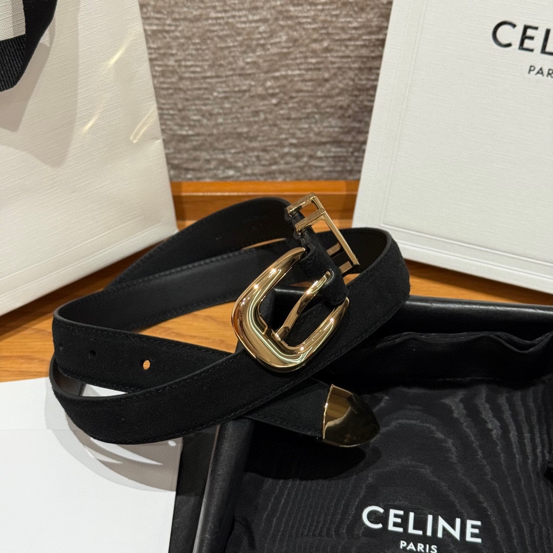 Celine 女士腰带 TRIOMPHE中号25毫米皮带这款采用进口牛皮绒面 光滑牛皮底腰带，质地柔软细