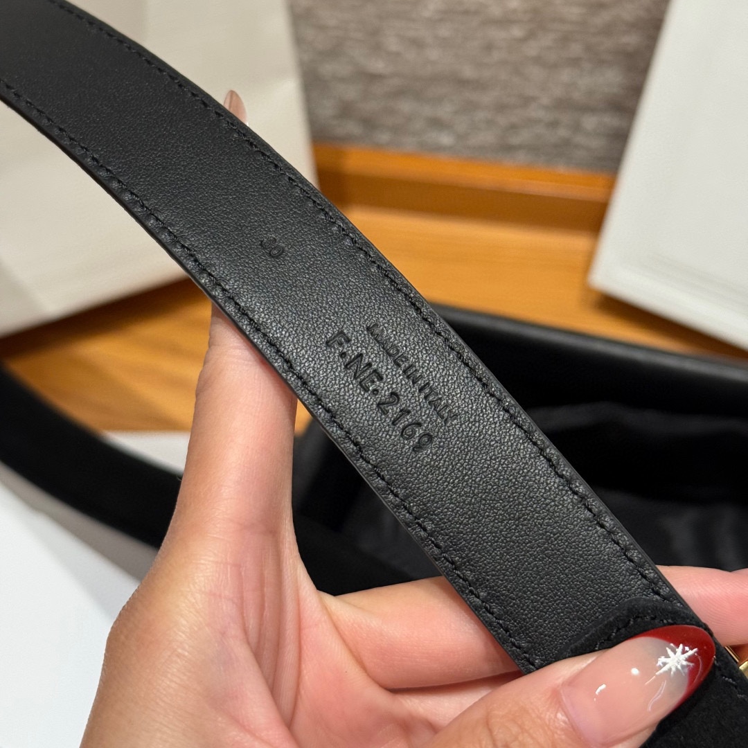 Celine 女士腰带 TRIOMPHE中号25毫米皮带这款采用进口牛皮绒面 光滑牛皮底腰带，质地柔软细