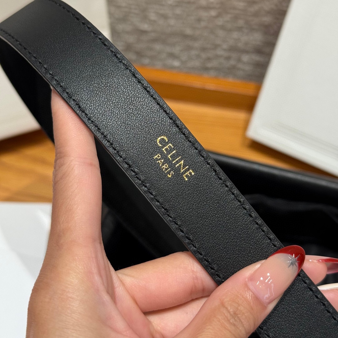 Celine 女士腰带 TRIOMPHE中号25毫米皮带这款采用进口牛皮绒面 光滑牛皮底腰带，质地柔软细