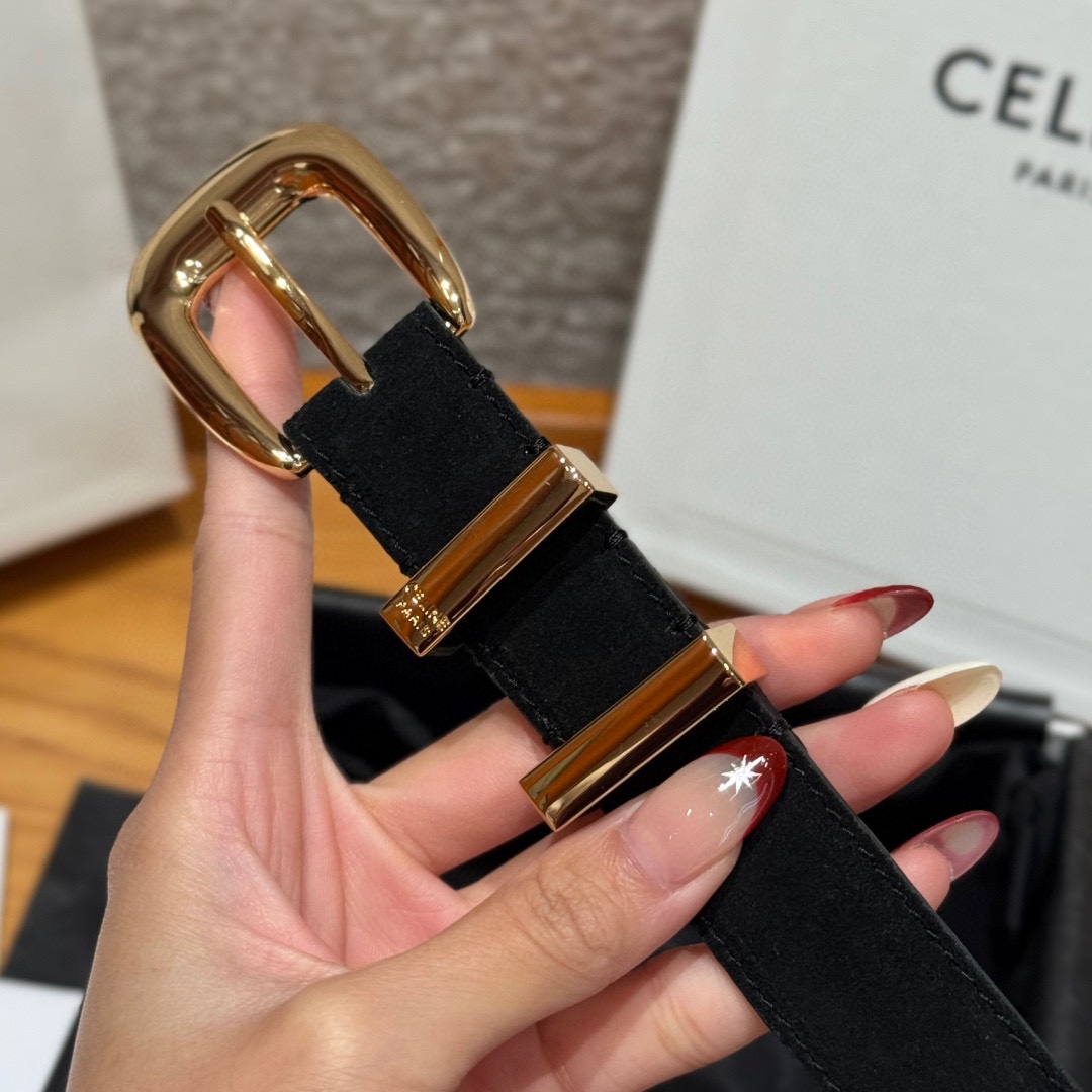 Celine 女士腰带 TRIOMPHE中号25毫米皮带这款采用进口牛皮绒面 光滑牛皮底腰带，质地柔软细