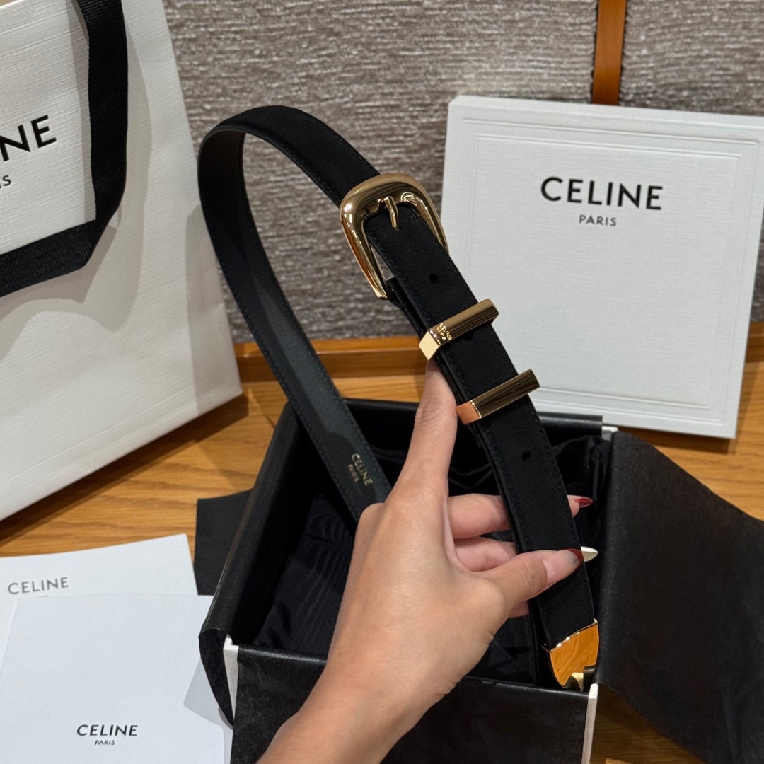 Celine 女士腰带 TRIOMPHE中号25毫米皮带这款采用进口牛皮绒面 光滑牛皮底腰带，质地柔软细