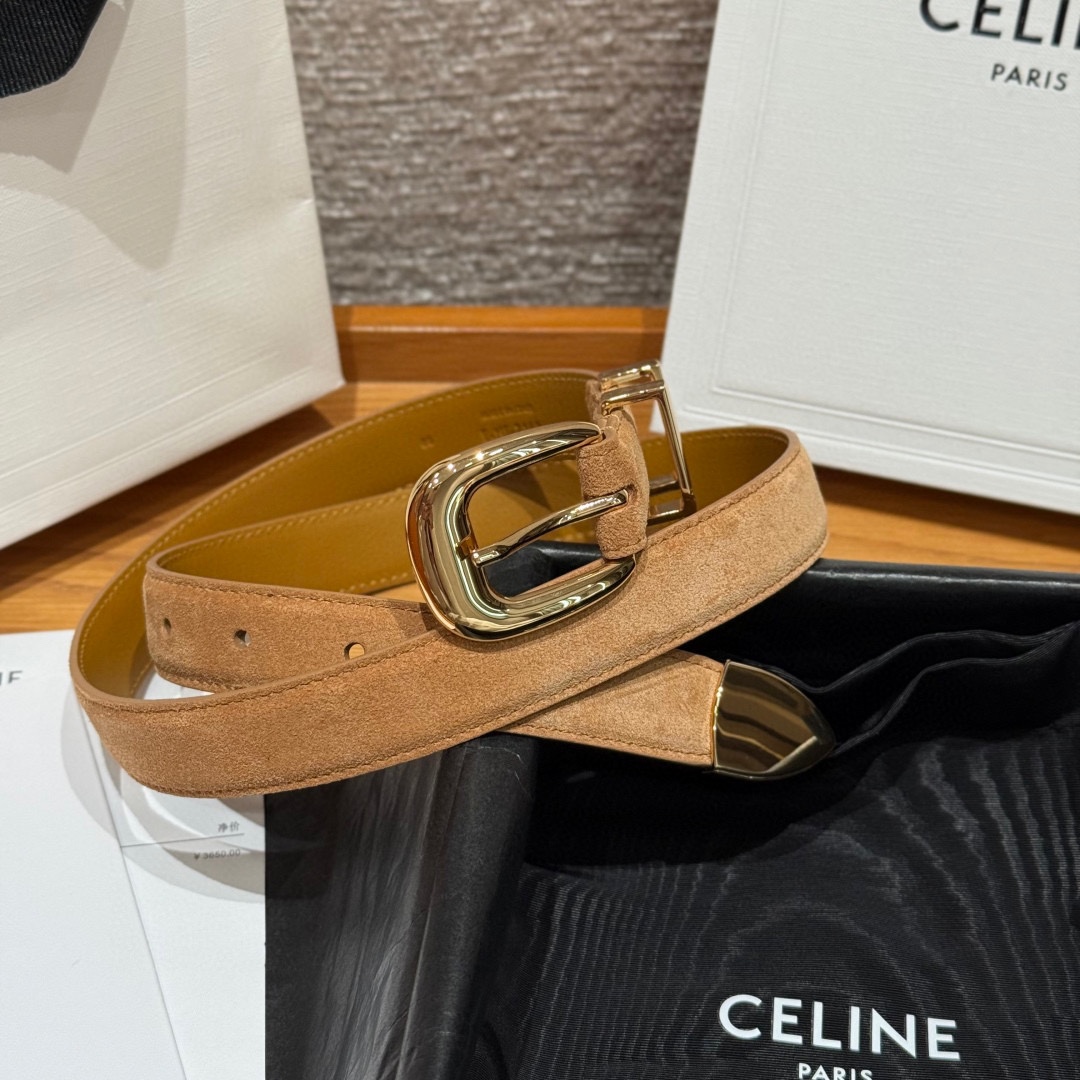 Celine 女士腰带 TRIOMPHE中号25毫米皮带这款采用进口牛皮绒面 光滑牛皮底腰带，质地柔软细