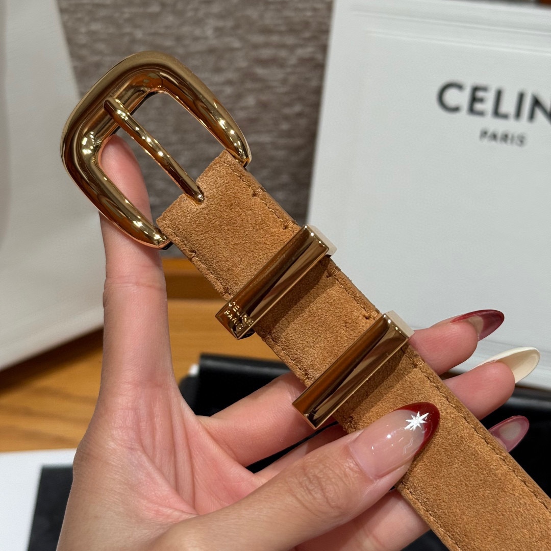Celine 女士腰带 TRIOMPHE中号25毫米皮带这款采用进口牛皮绒面 光滑牛皮底腰带，质地柔软细