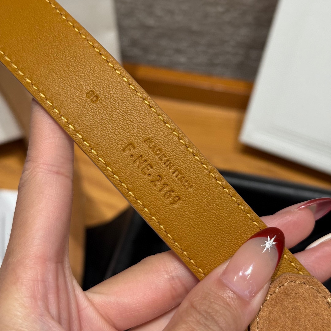 Celine 女士腰带 TRIOMPHE中号25毫米皮带这款采用进口牛皮绒面 光滑牛皮底腰带，质地柔软细