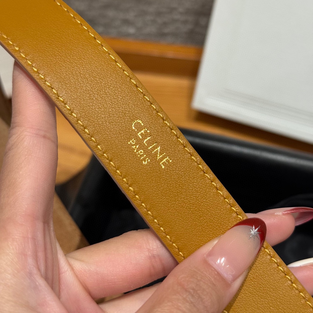 Celine 女士腰带 TRIOMPHE中号25毫米皮带这款采用进口牛皮绒面 光滑牛皮底腰带，质地柔软细