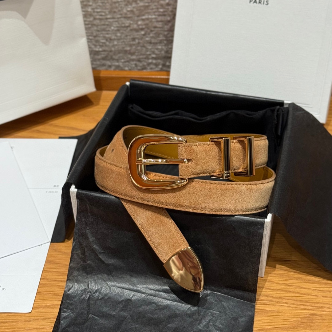 Celine 女士腰带 TRIOMPHE中号25毫米皮带这款采用进口牛皮绒面 光滑牛皮底腰带，质地柔软细