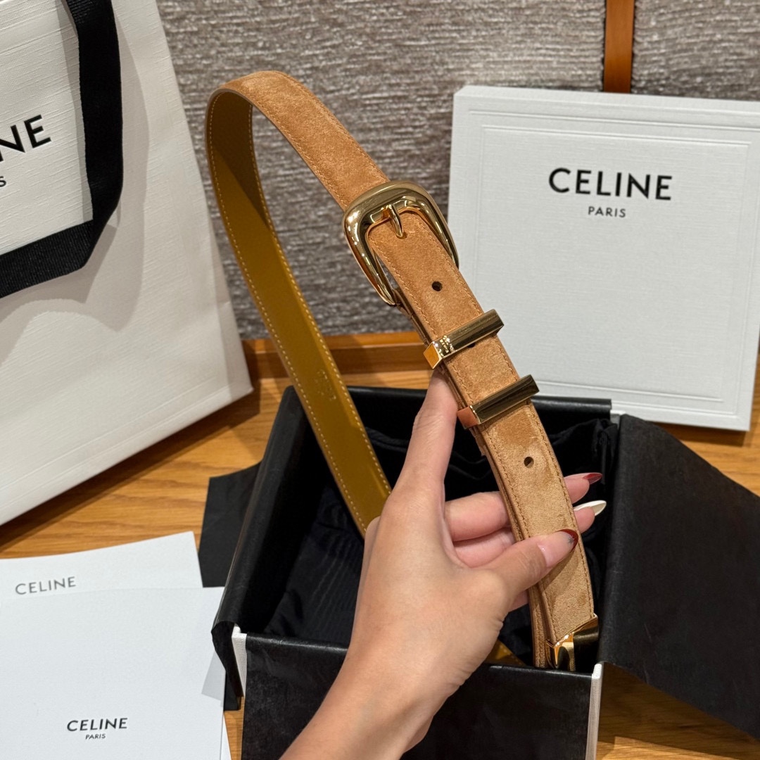 Celine 女士腰带 TRIOMPHE中号25毫米皮带这款采用进口牛皮绒面 光滑牛皮底腰带，质地柔软细