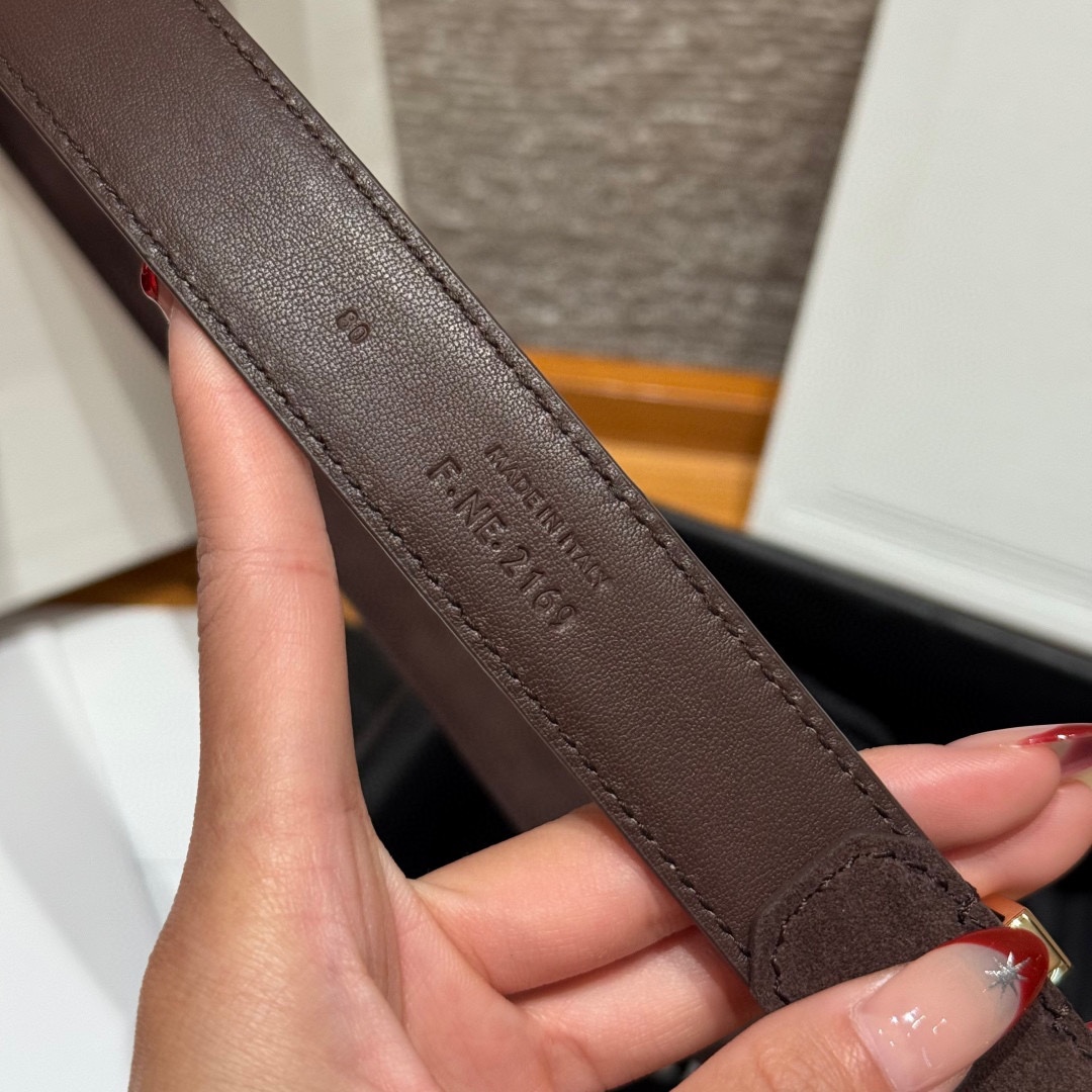 Celine 女士腰带 TRIOMPHE中号25毫米皮带这款采用进口牛皮绒面 光滑牛皮底腰带，质地柔软细