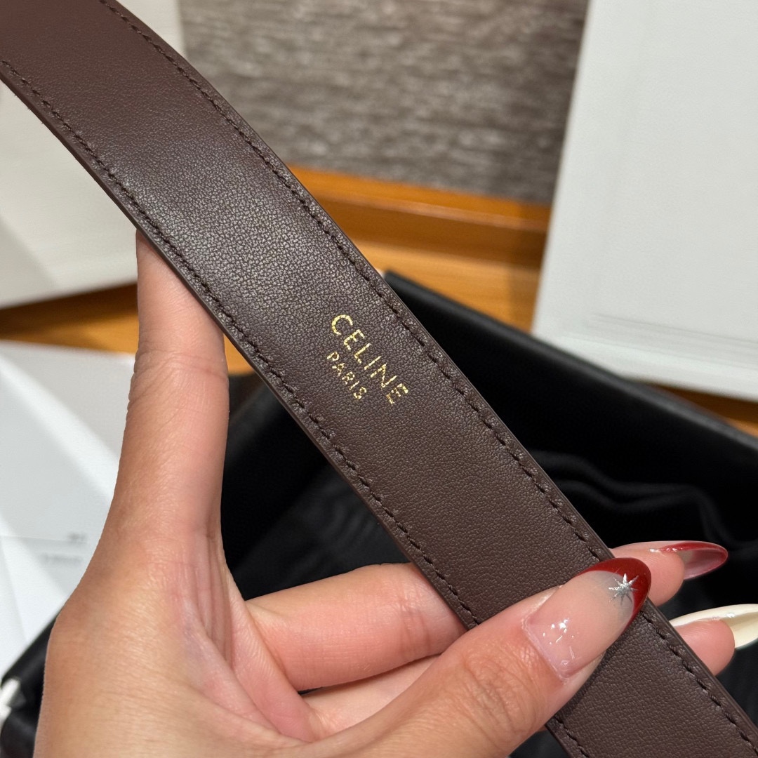 Celine 女士腰带 TRIOMPHE中号25毫米皮带这款采用进口牛皮绒面 光滑牛皮底腰带，质地柔软细