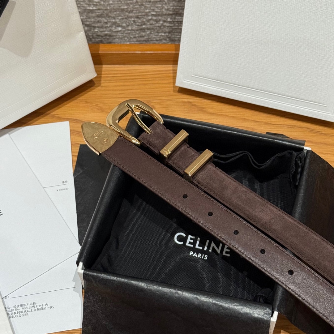 Celine 女士腰带 TRIOMPHE中号25毫米皮带这款采用进口牛皮绒面 光滑牛皮底腰带，质地柔软细