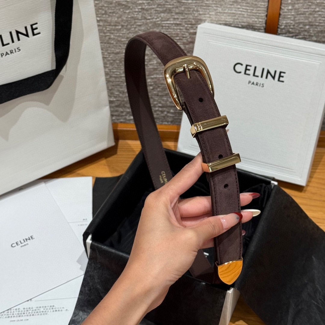 Celine 女士腰带 TRIOMPHE中号25毫米皮带这款采用进口牛皮绒面 光滑牛皮底腰带，质地柔软细