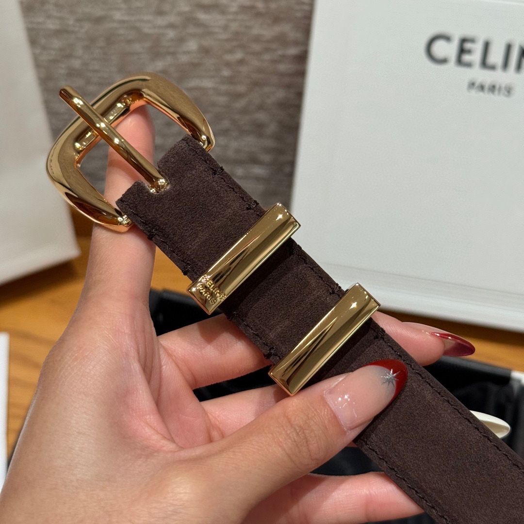 Celine 女士腰带 TRIOMPHE中号25毫米皮带这款采用进口牛皮绒面 光滑牛皮底腰带，质地柔软细