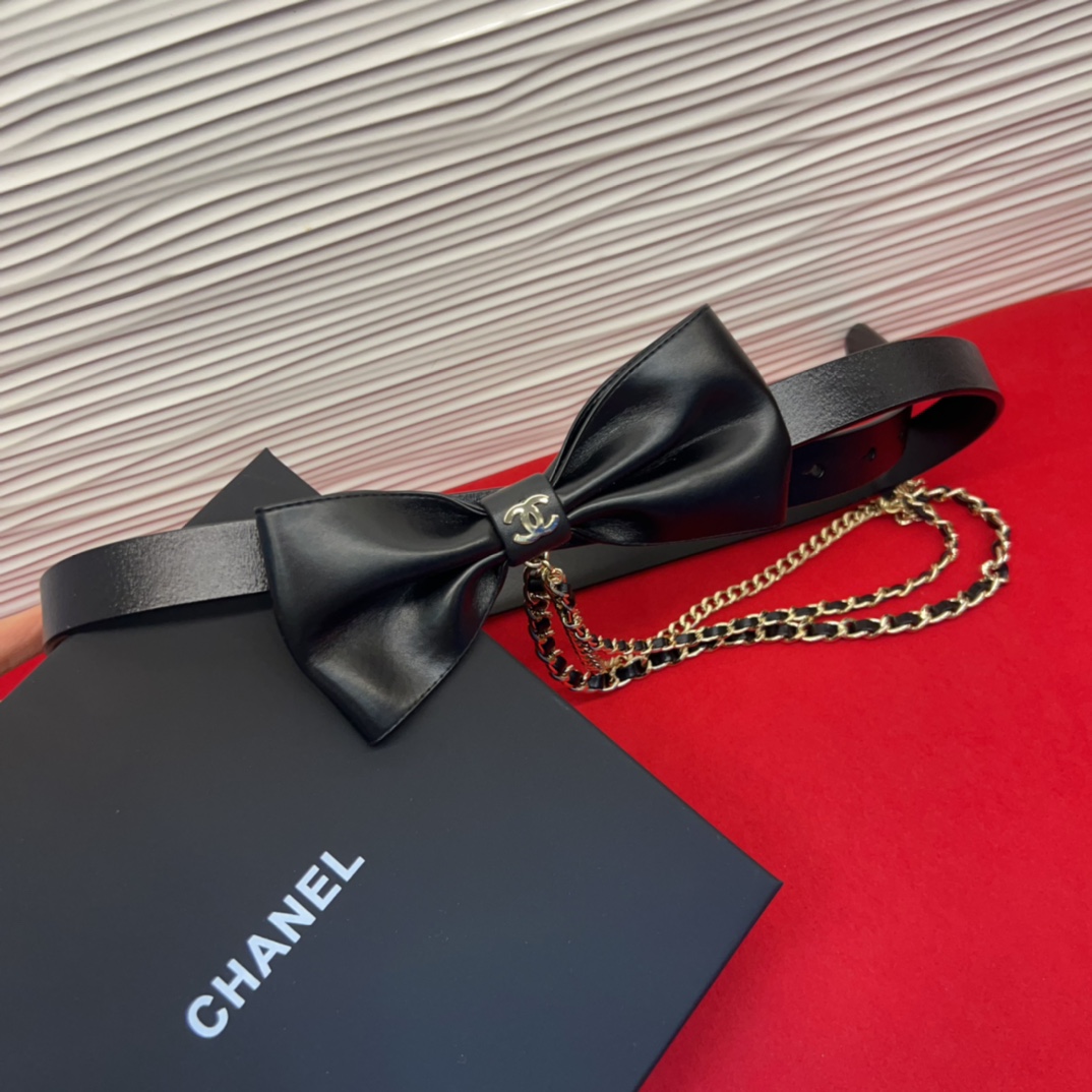 chanel 香家链条腰链，搭配超炸Chic感，复古叉显优雅，时尚又显个性！均码。总长103cm（七个孔