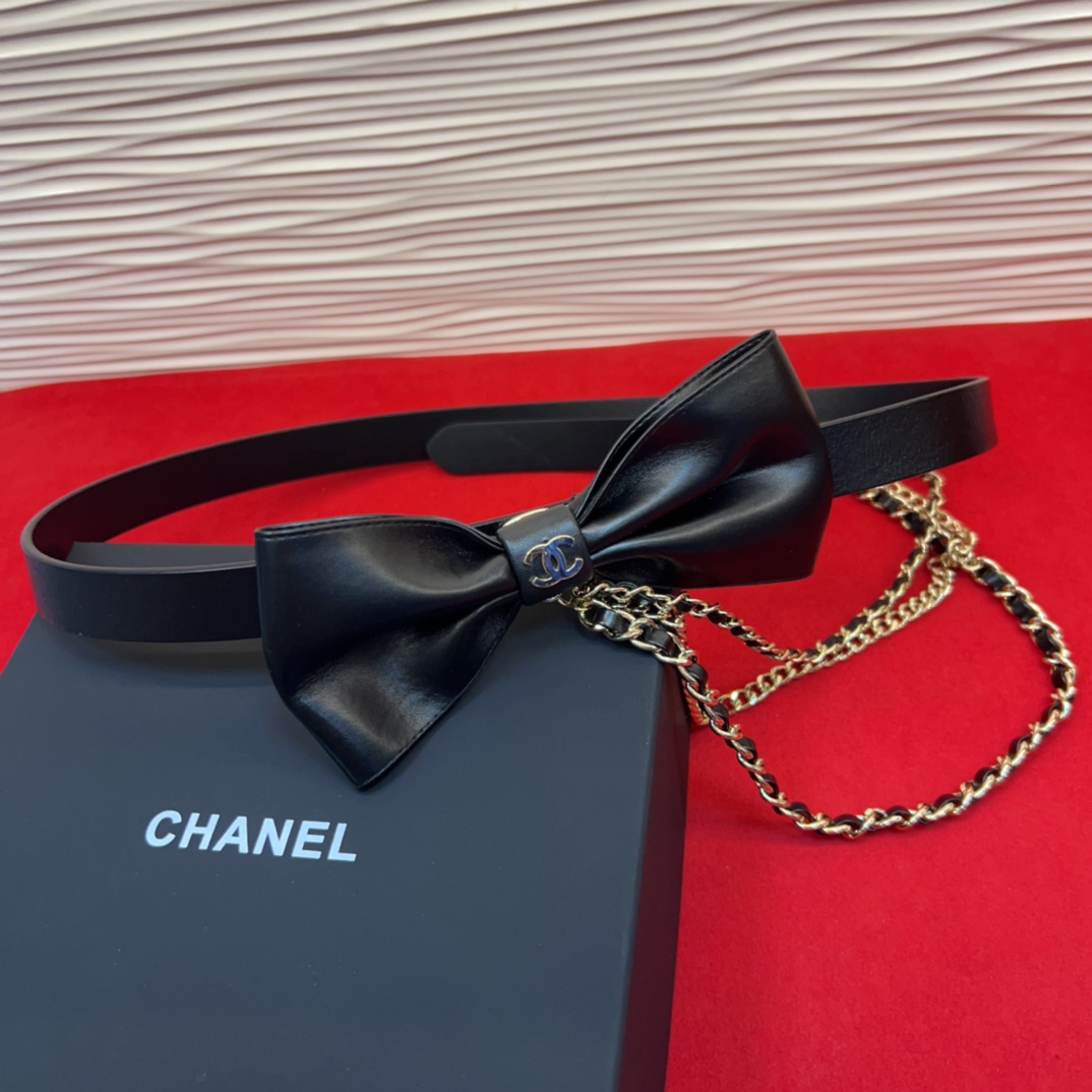 chanel 香家链条腰链，搭配超炸Chic感，复古叉显优雅，时尚又显个性！均码。总长103cm（七个孔