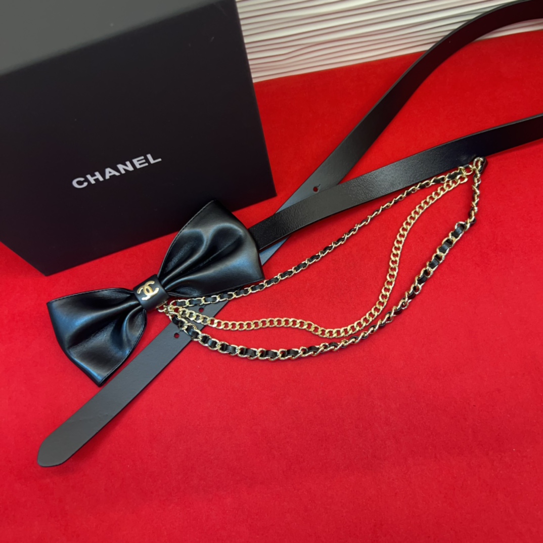 chanel 香家链条腰链，搭配超炸Chic感，复古叉显优雅，时尚又显个性！均码。总长103cm（七个孔
