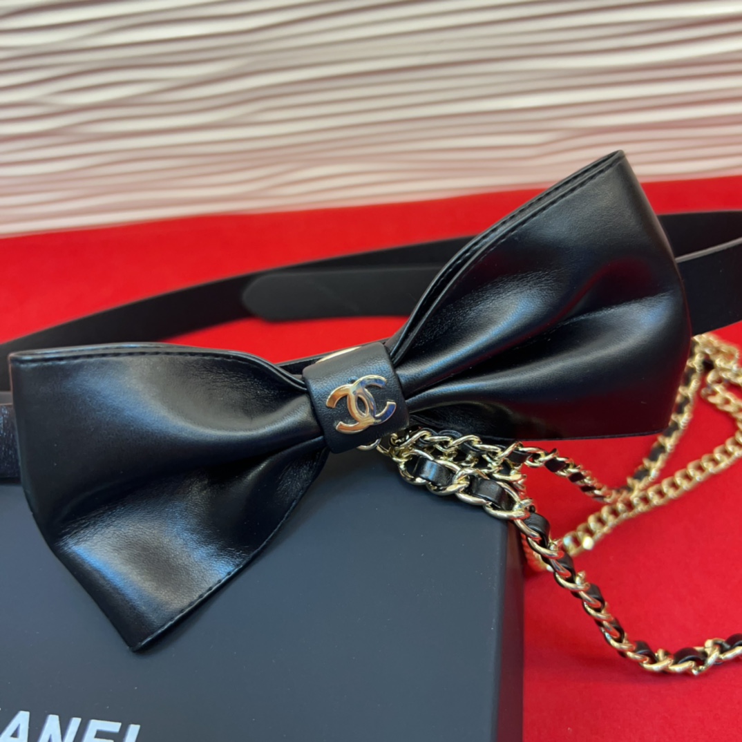 chanel 香家链条腰链，搭配超炸Chic感，复古叉显优雅，时尚又显个性！均码。总长103cm（七个孔