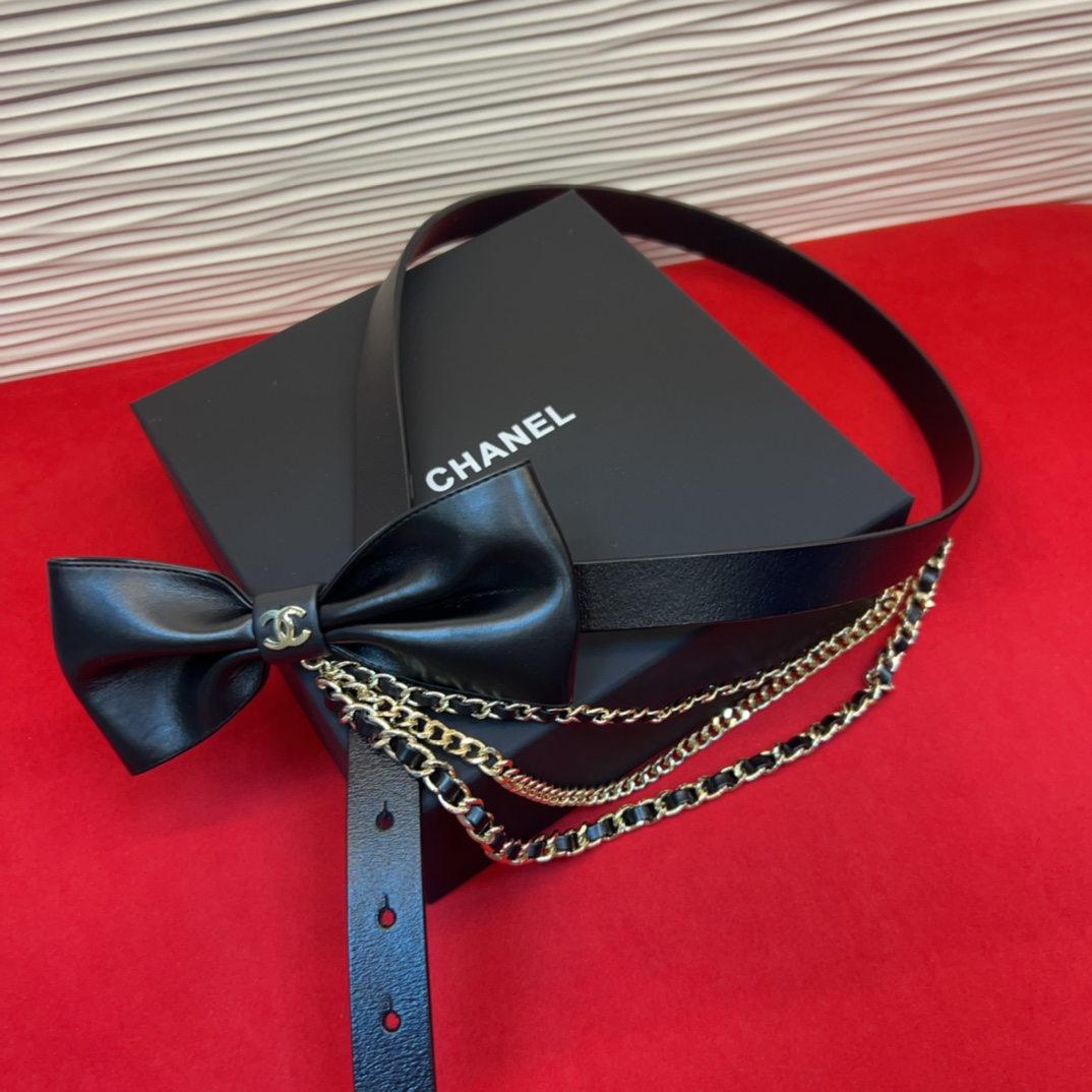 chanel 香家链条腰链，搭配超炸Chic感，复古叉显优雅，时尚又显个性！均码。总长103cm（七个孔