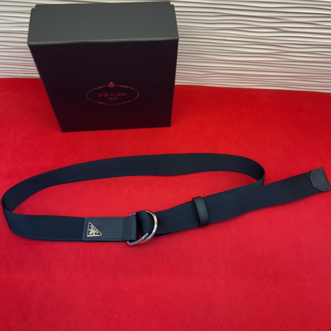 普拉达工装风格棉质梭织腰带、休闲风格；配有双D型搭扣。松弛有度、3.5cm。80一110欧