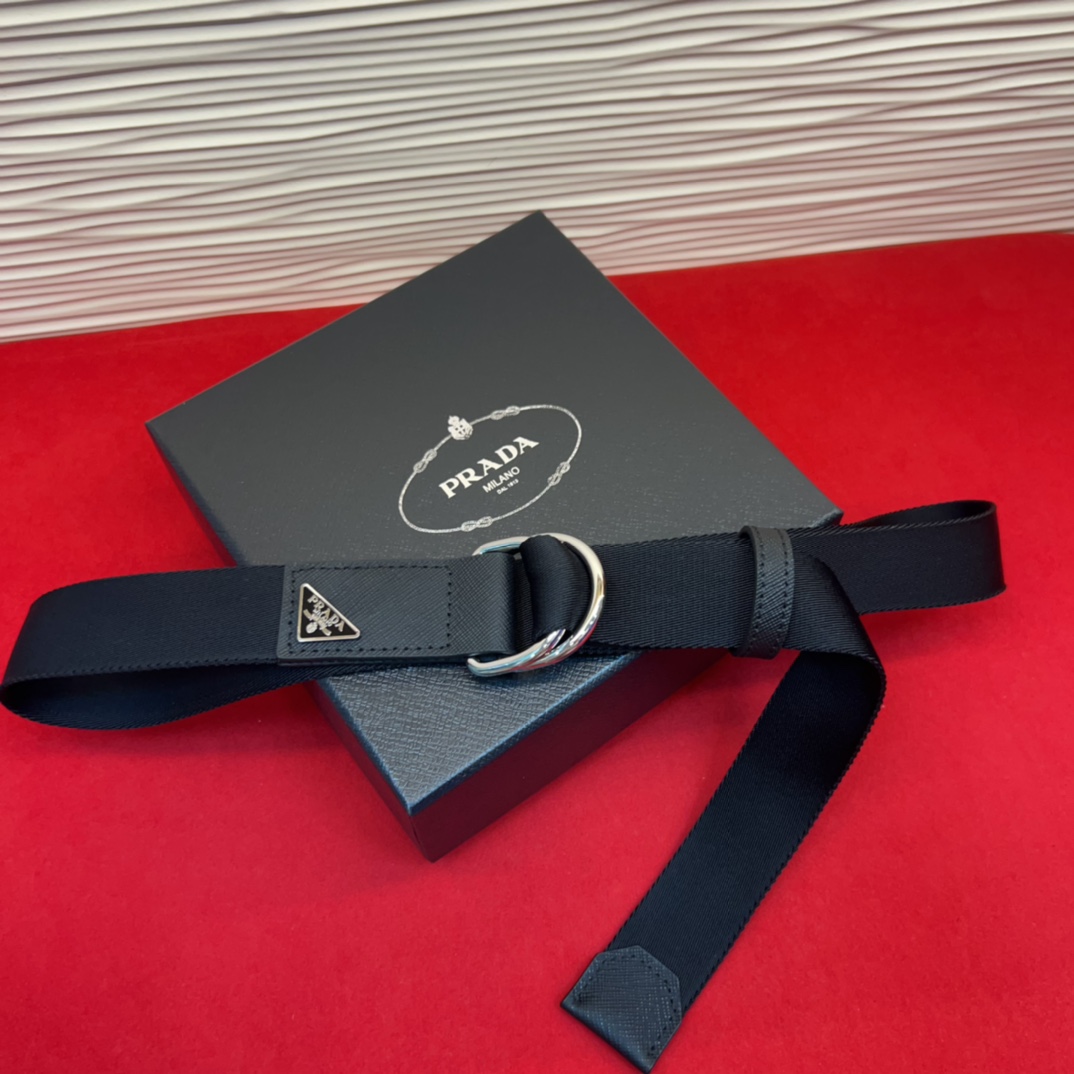 普拉达工装风格棉质梭织腰带、休闲风格；配有双D型搭扣。松弛有度、3.5cm。80一110欧