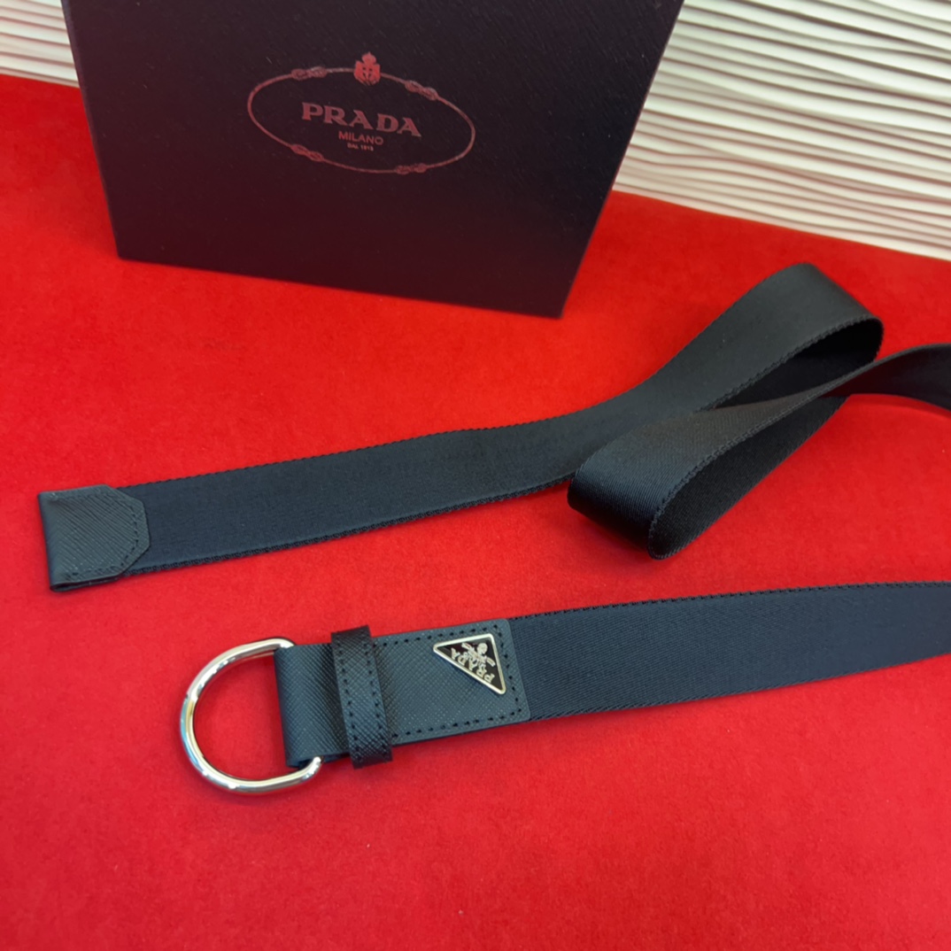 普拉达工装风格棉质梭织腰带、休闲风格；配有双D型搭扣。松弛有度、3.5cm。80一110欧