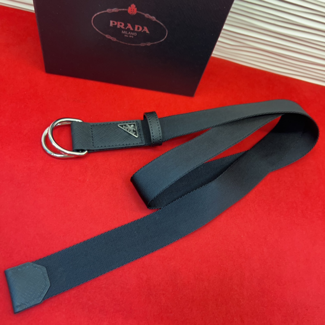 普拉达工装风格棉质梭织腰带、休闲风格；配有双D型搭扣。松弛有度、3.5cm。80一110欧