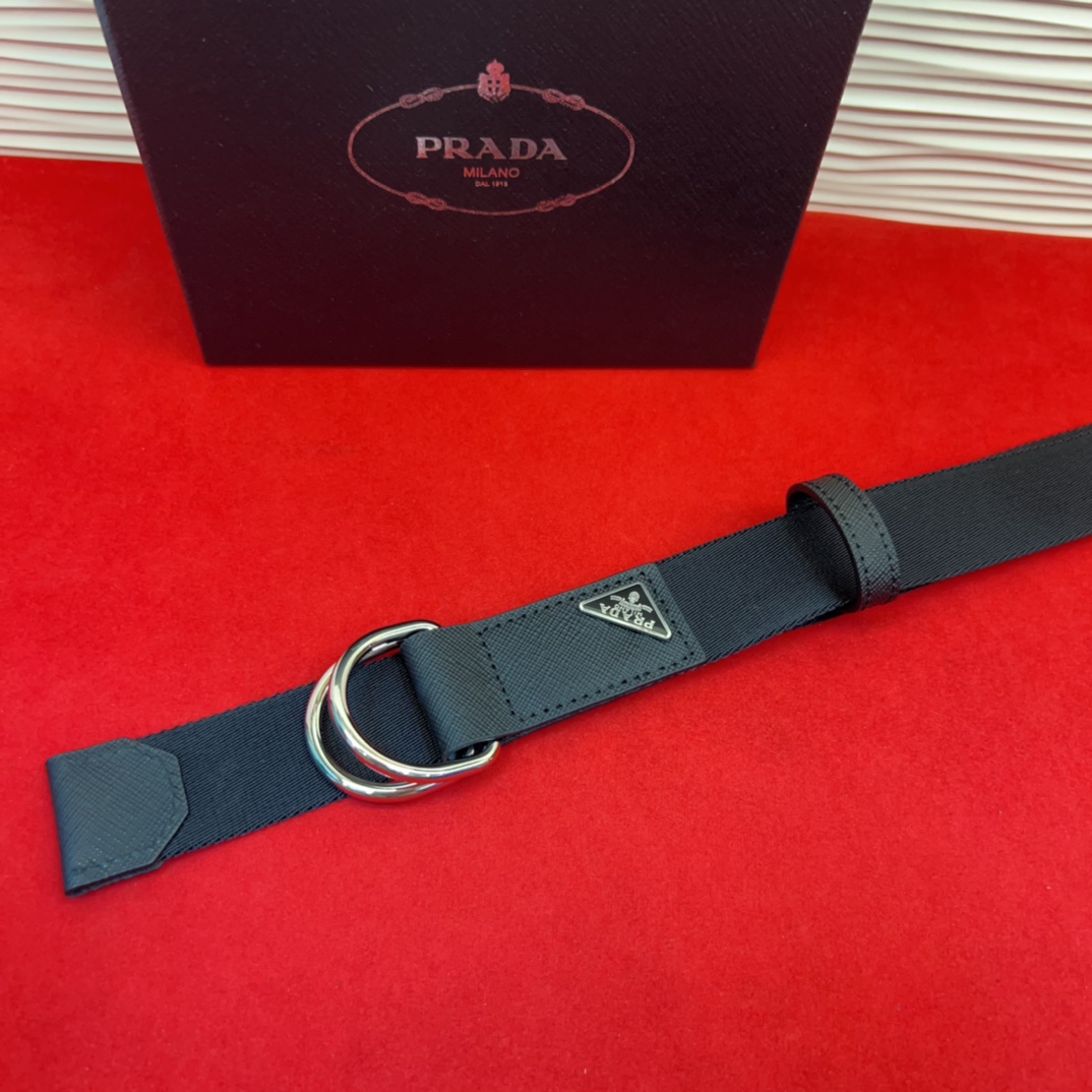 普拉达工装风格棉质梭织腰带、休闲风格；配有双D型搭扣。松弛有度、3.5cm。80一110欧