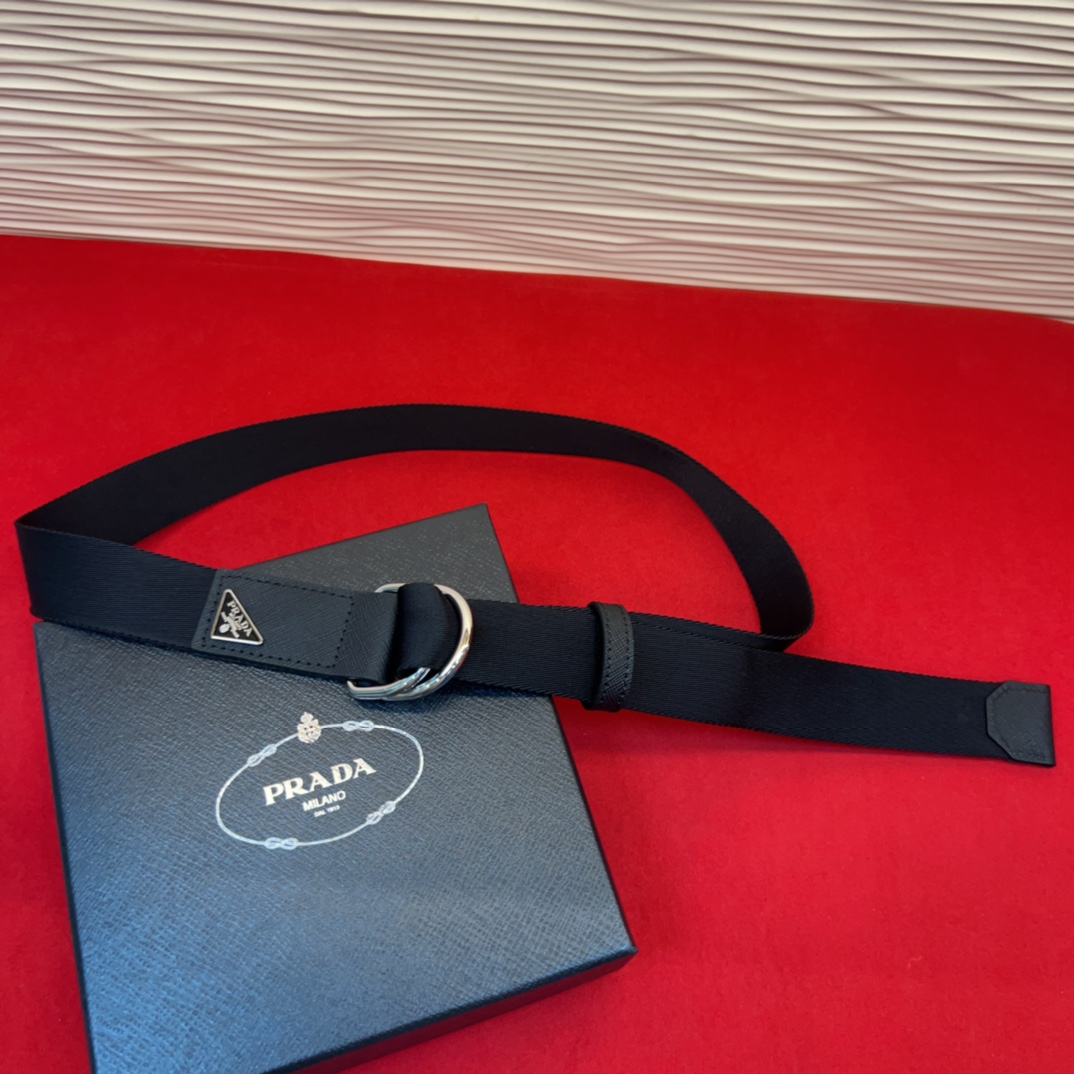 普拉达工装风格棉质梭织腰带、休闲风格；配有双D型搭扣。松弛有度、3.5cm。80一110欧