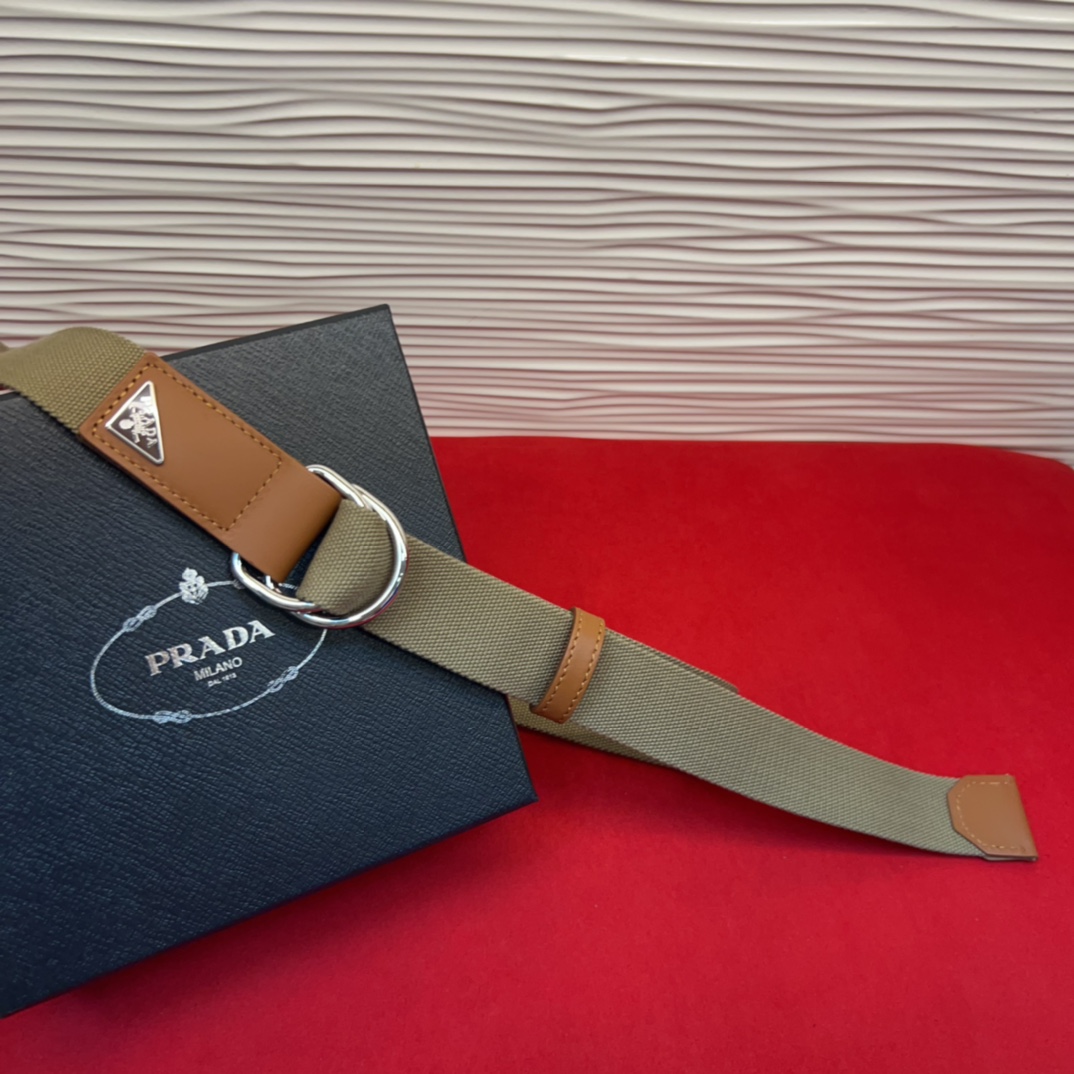 普拉达工装风格棉质梭织腰带、休闲风格；配有双D型搭扣。松弛有度、3.5cm。80一110欧