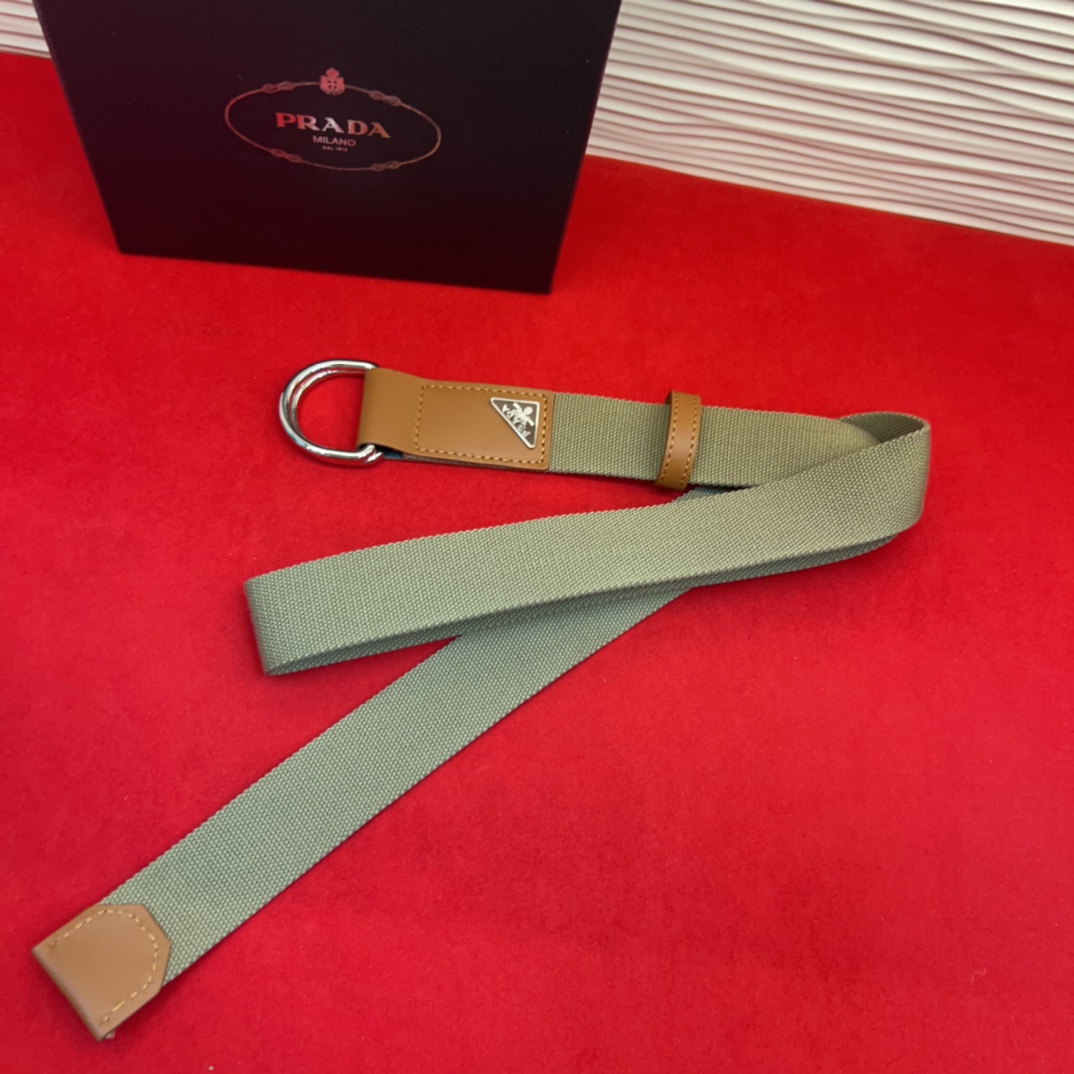 普拉达工装风格棉质梭织腰带、休闲风格；配有双D型搭扣。松弛有度、3.5cm。80一110欧