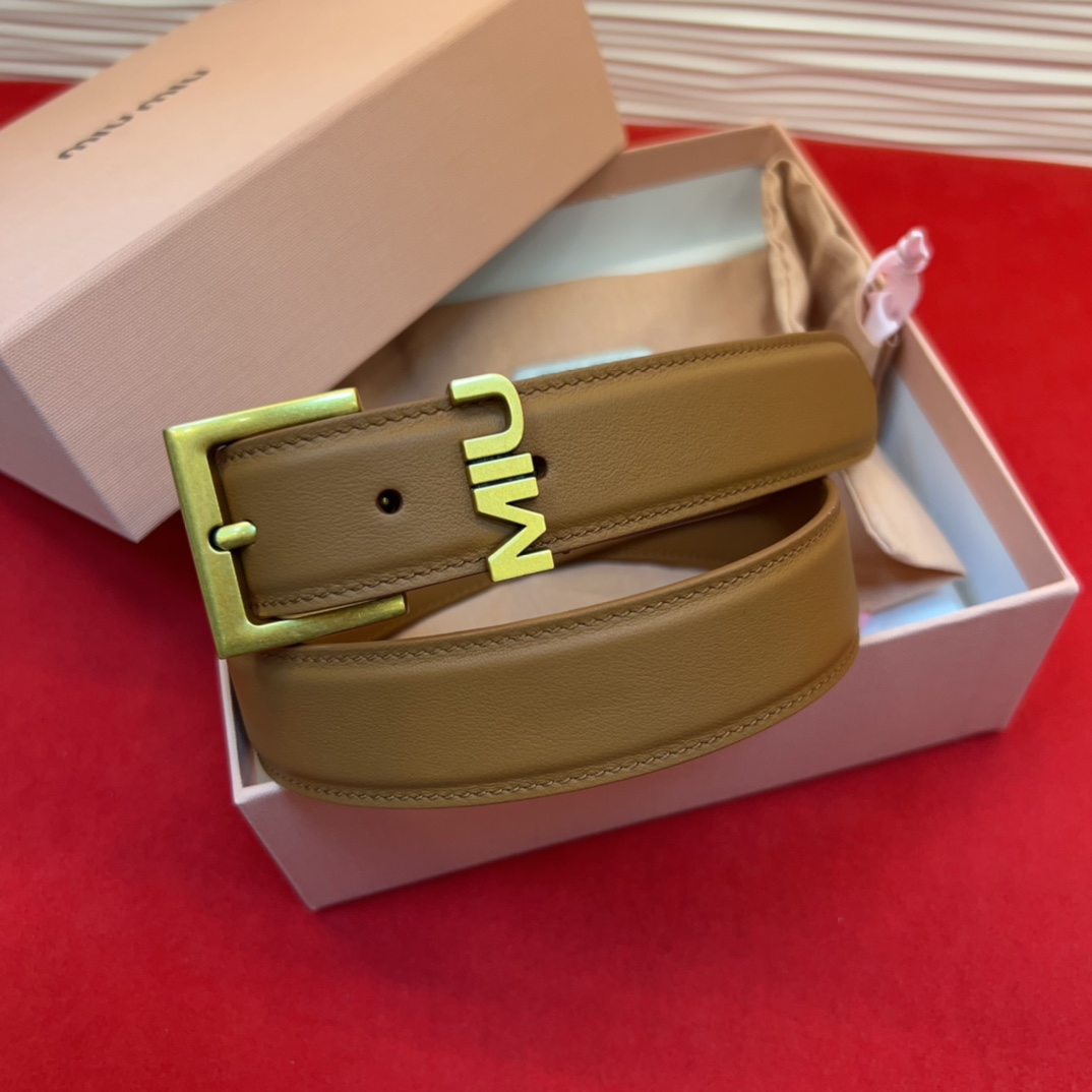 这款皮革腰带是提升别致造型品味的理想之选。醒目的刻字五金徽标搭配方型针扣，手感柔软细腻的小牛皮。非常时尚