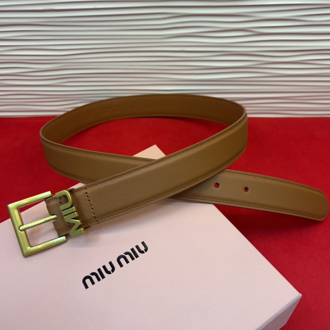 这款皮革腰带是提升别致造型品味的理想之选。醒目的刻字五金徽标搭配方型针扣，手感柔软细腻的小牛皮。非常时尚