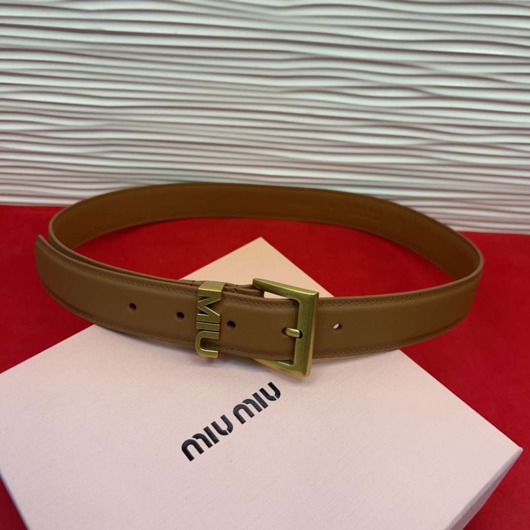 这款皮革腰带是提升别致造型品味的理想之选。醒目的刻字五金徽标搭配方型针扣，手感柔软细腻的小牛皮。非常时尚