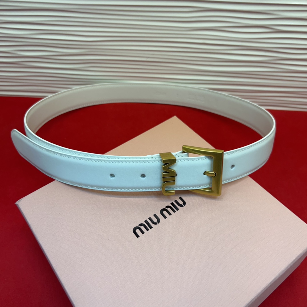 这款皮革腰带是提升别致造型品味的理想之选。醒目的刻字五金徽标搭配方型针扣，手感柔软细腻的小牛皮。非常时尚