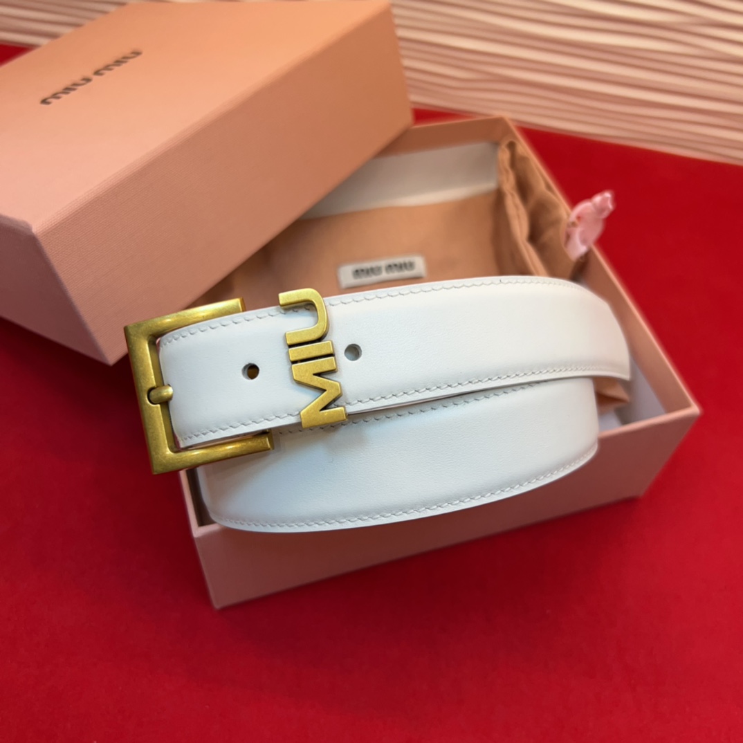 这款皮革腰带是提升别致造型品味的理想之选。醒目的刻字五金徽标搭配方型针扣，手感柔软细腻的小牛皮。非常时尚