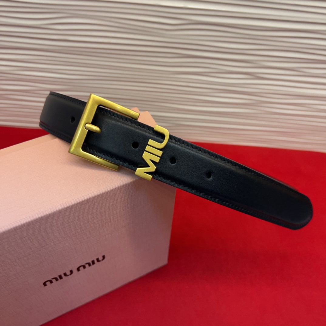 这款皮革腰带是提升别致造型品味的理想之选。醒目的刻字五金徽标搭配方型针扣，手感柔软细腻的小牛皮。非常时尚