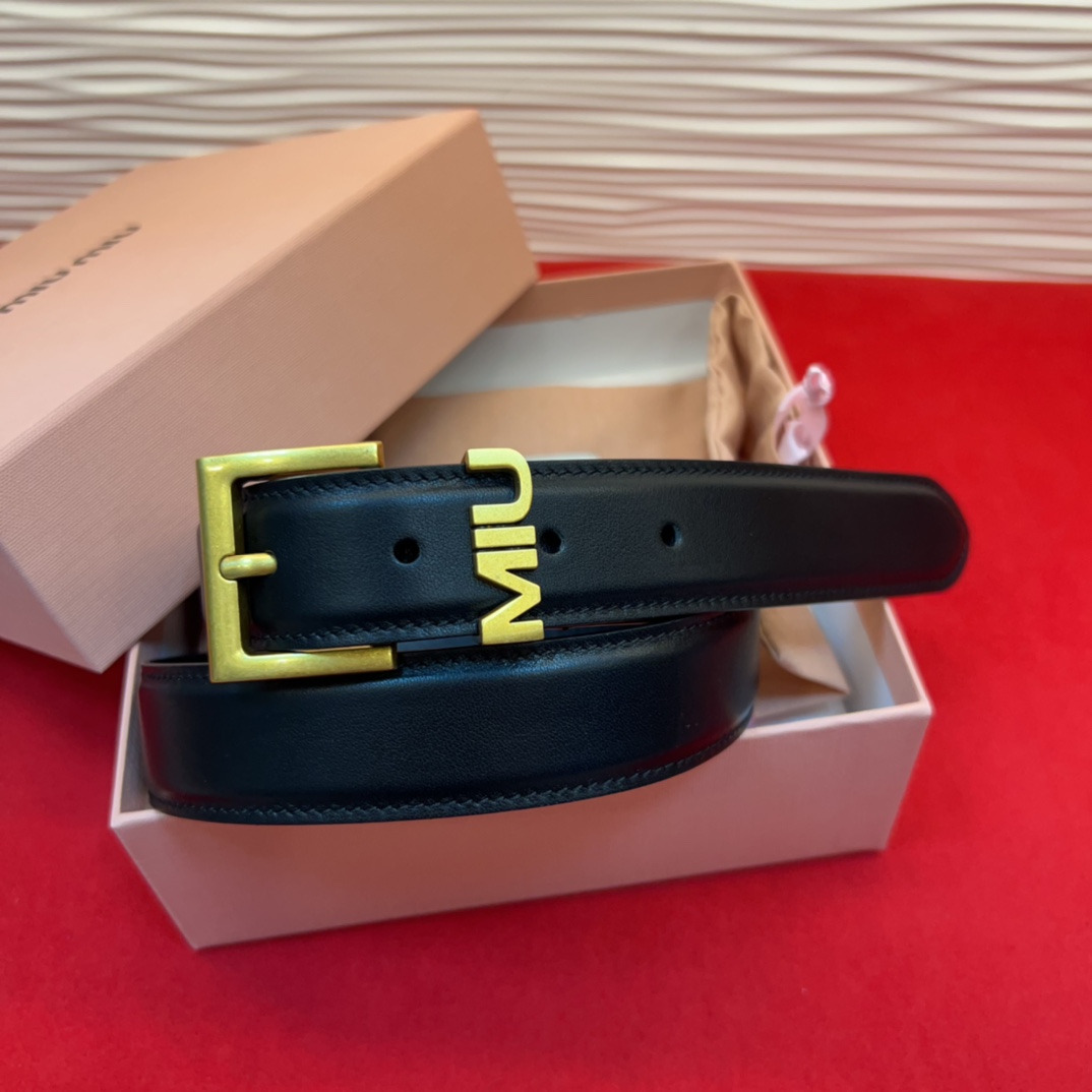 这款皮革腰带是提升别致造型品味的理想之选。醒目的刻字五金徽标搭配方型针扣，手感柔软细腻的小牛皮。非常时尚
