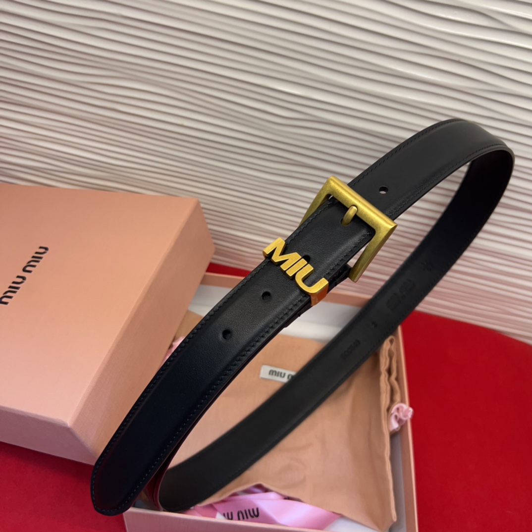 这款皮革腰带是提升别致造型品味的理想之选。醒目的刻字五金徽标搭配方型针扣，手感柔软细腻的小牛皮。非常时尚