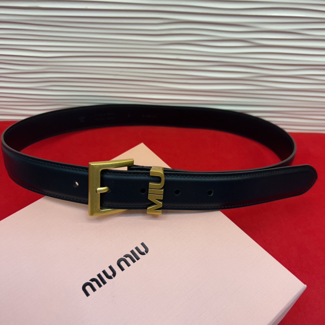 这款皮革腰带是提升别致造型品味的理想之选。醒目的刻字五金徽标搭配方型针扣，手感柔软细腻的小牛皮。非常时尚