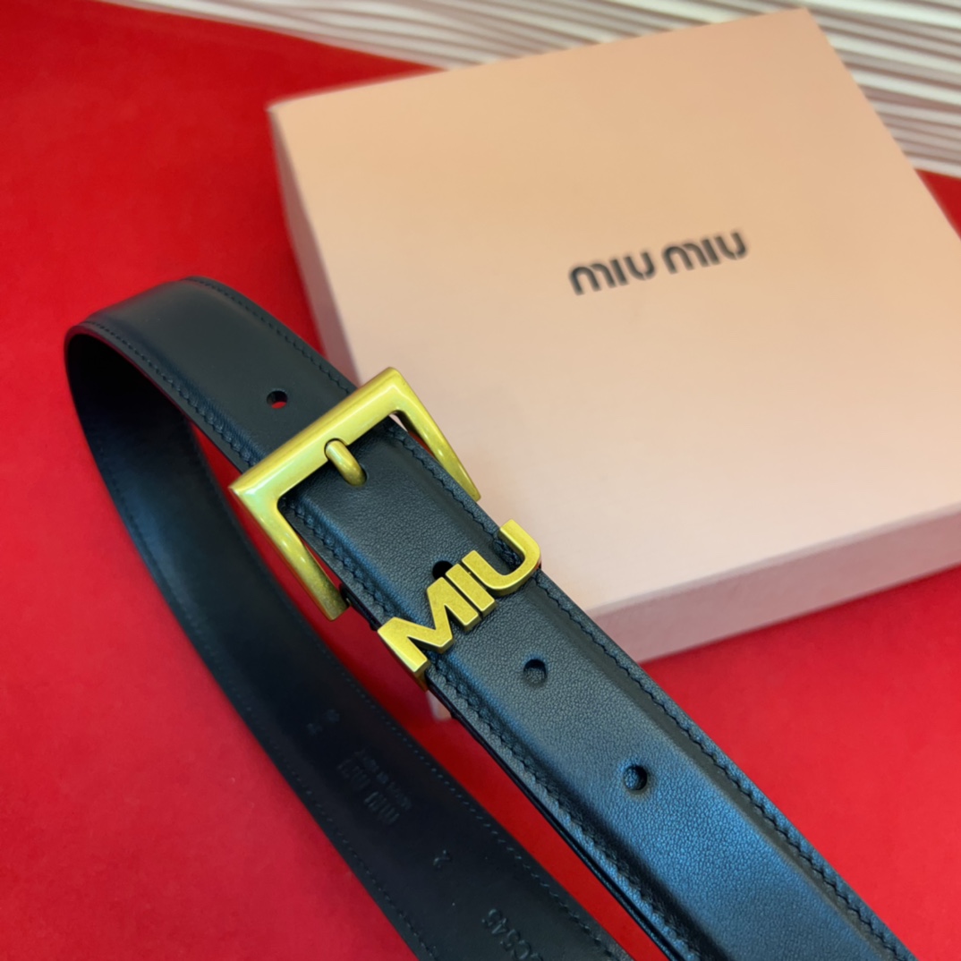 这款皮革腰带是提升别致造型品味的理想之选。醒目的刻字五金徽标搭配方型针扣，手感柔软细腻的小牛皮。非常时尚