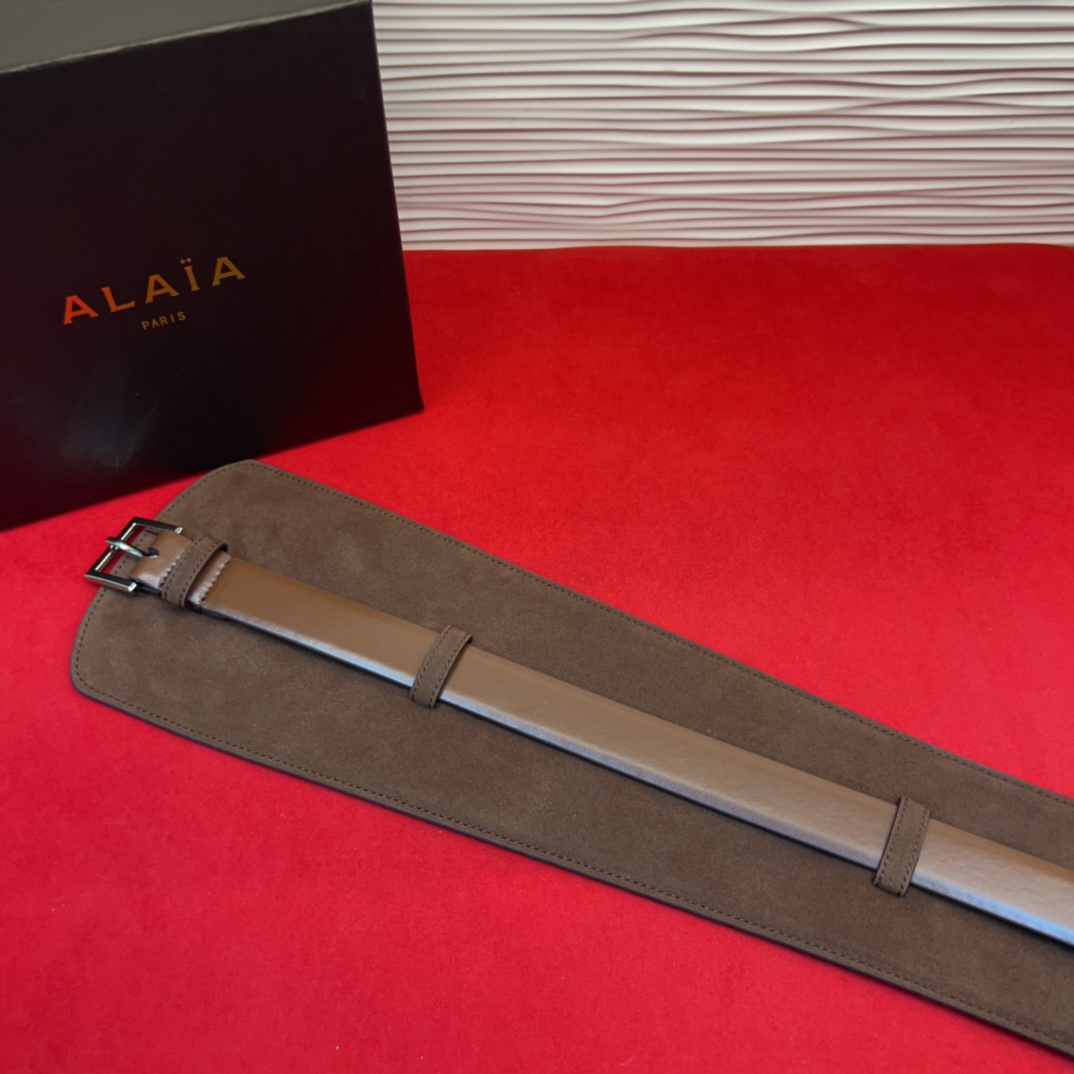 Alaia 阿来莱 腰封、品牌标志性的个性工艺，绒面制成于意大利，Alaia是一个以高级时装为魂的巴黎时