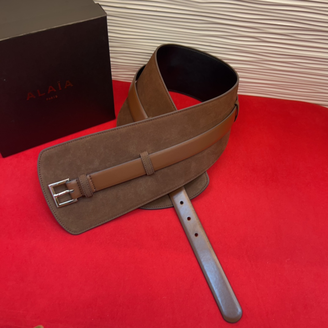 Alaia 阿来莱 腰封、品牌标志性的个性工艺，绒面制成于意大利，Alaia是一个以高级时装为魂的巴黎时