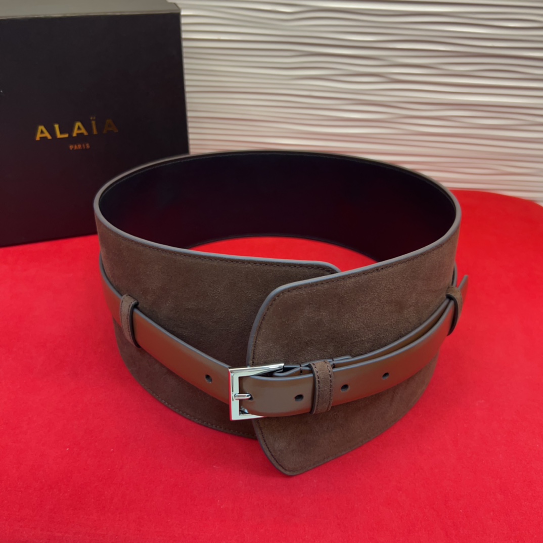 Alaia 阿来莱 腰封、品牌标志性的个性工艺，绒面制成于意大利，Alaia是一个以高级时装为魂的巴黎时