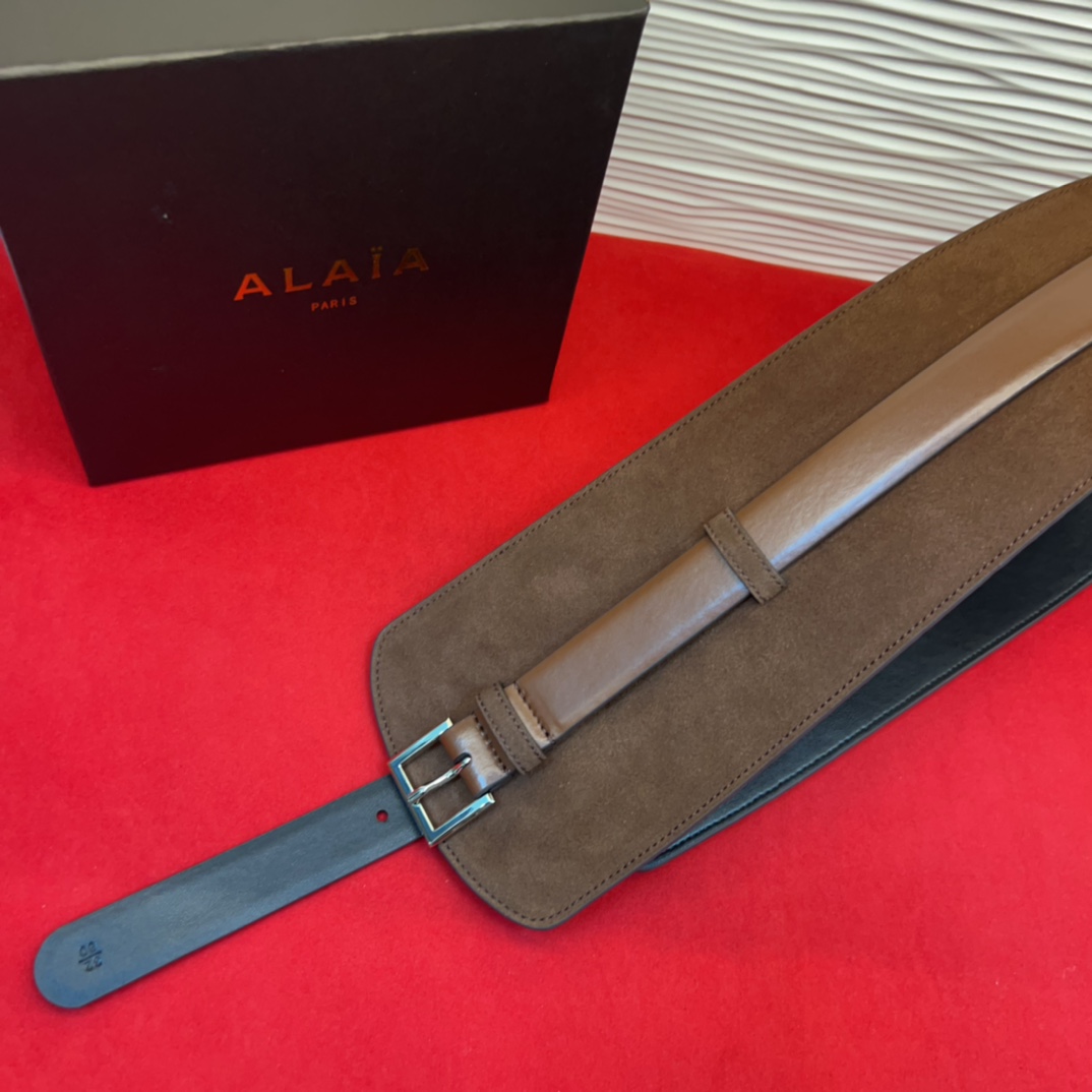 Alaia 阿来莱 腰封、品牌标志性的个性工艺，绒面制成于意大利，Alaia是一个以高级时装为魂的巴黎时