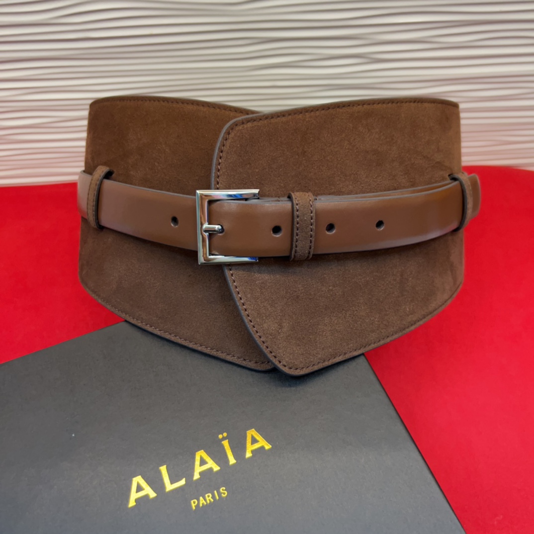 Alaia 阿来莱 腰封、品牌标志性的个性工艺，绒面制成于意大利，Alaia是一个以高级时装为魂的巴黎时
