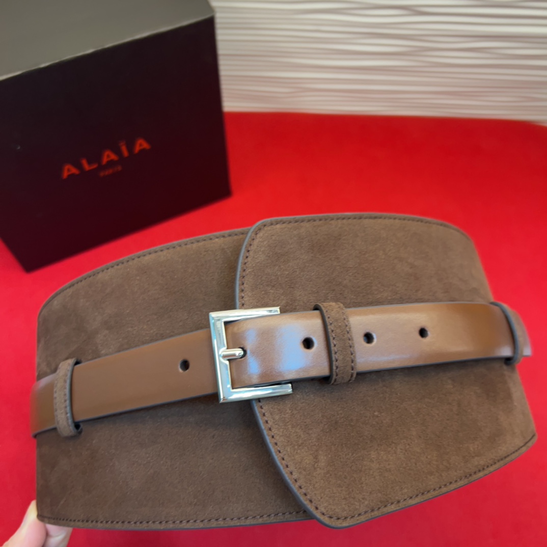Alaia 阿来莱 腰封、品牌标志性的个性工艺，绒面制成于意大利，Alaia是一个以高级时装为魂的巴黎时