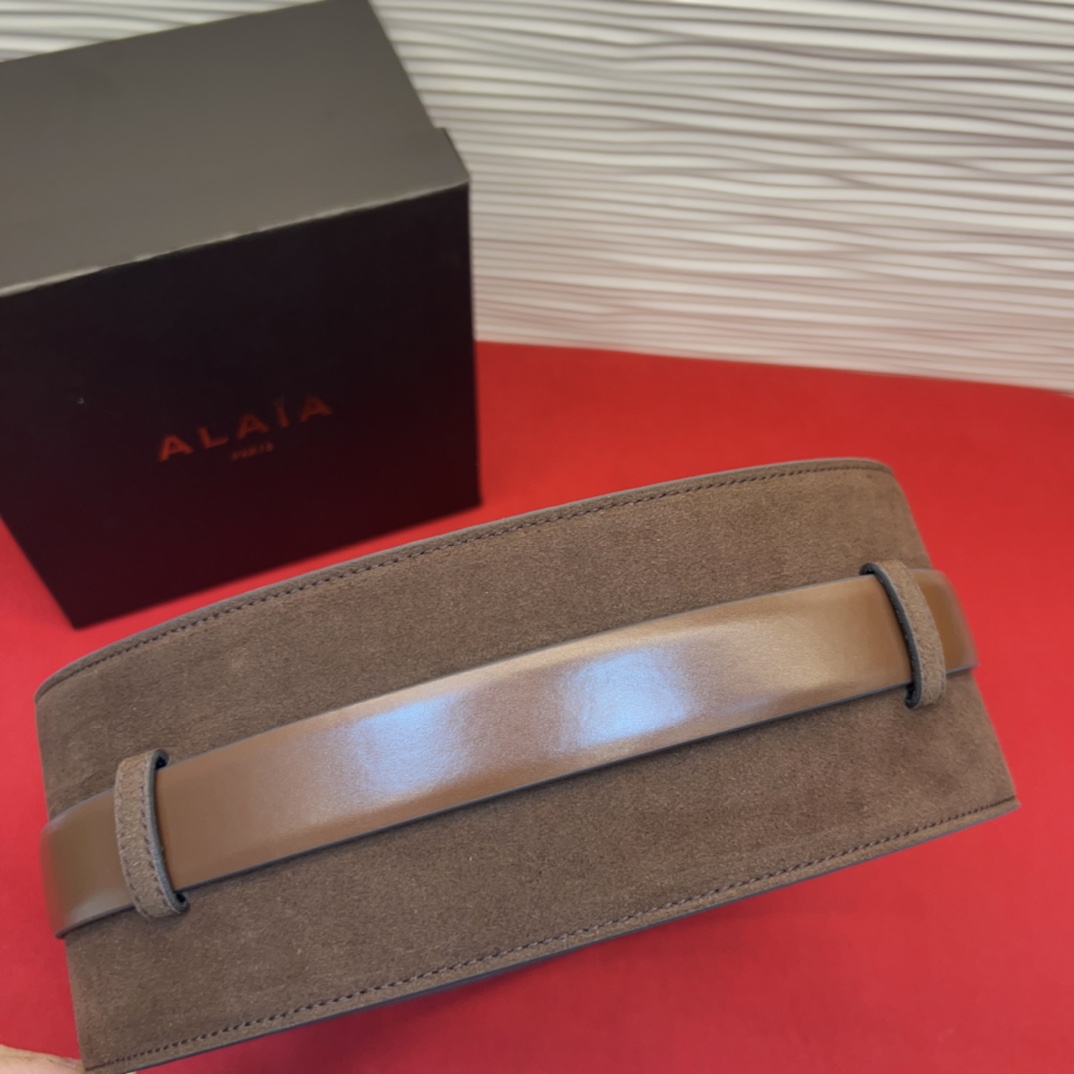 Alaia 阿来莱 腰封、品牌标志性的个性工艺，绒面制成于意大利，Alaia是一个以高级时装为魂的巴黎时