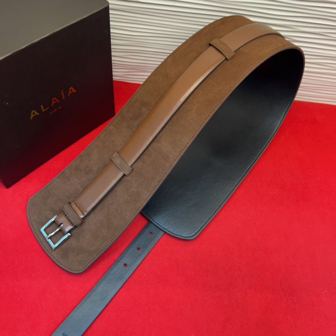 Alaia 阿来莱 腰封、品牌标志性的个性工艺，绒面制成于意大利，Alaia是一个以高级时装为魂的巴黎时