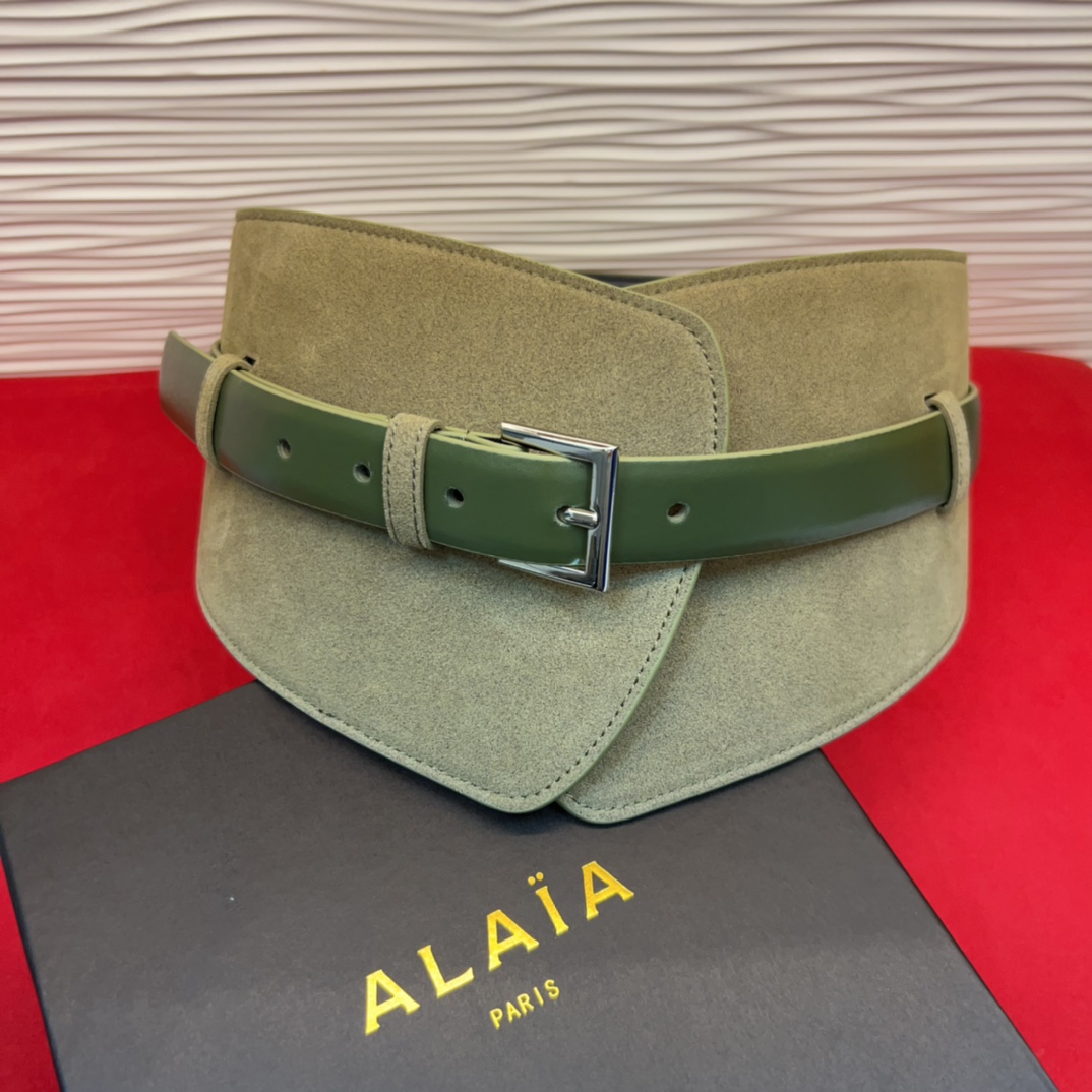 Alaia 阿来莱 腰封、品牌标志性的个性工艺，绒面制成于意大利，Alaia是一个以高级时装为魂的巴黎时