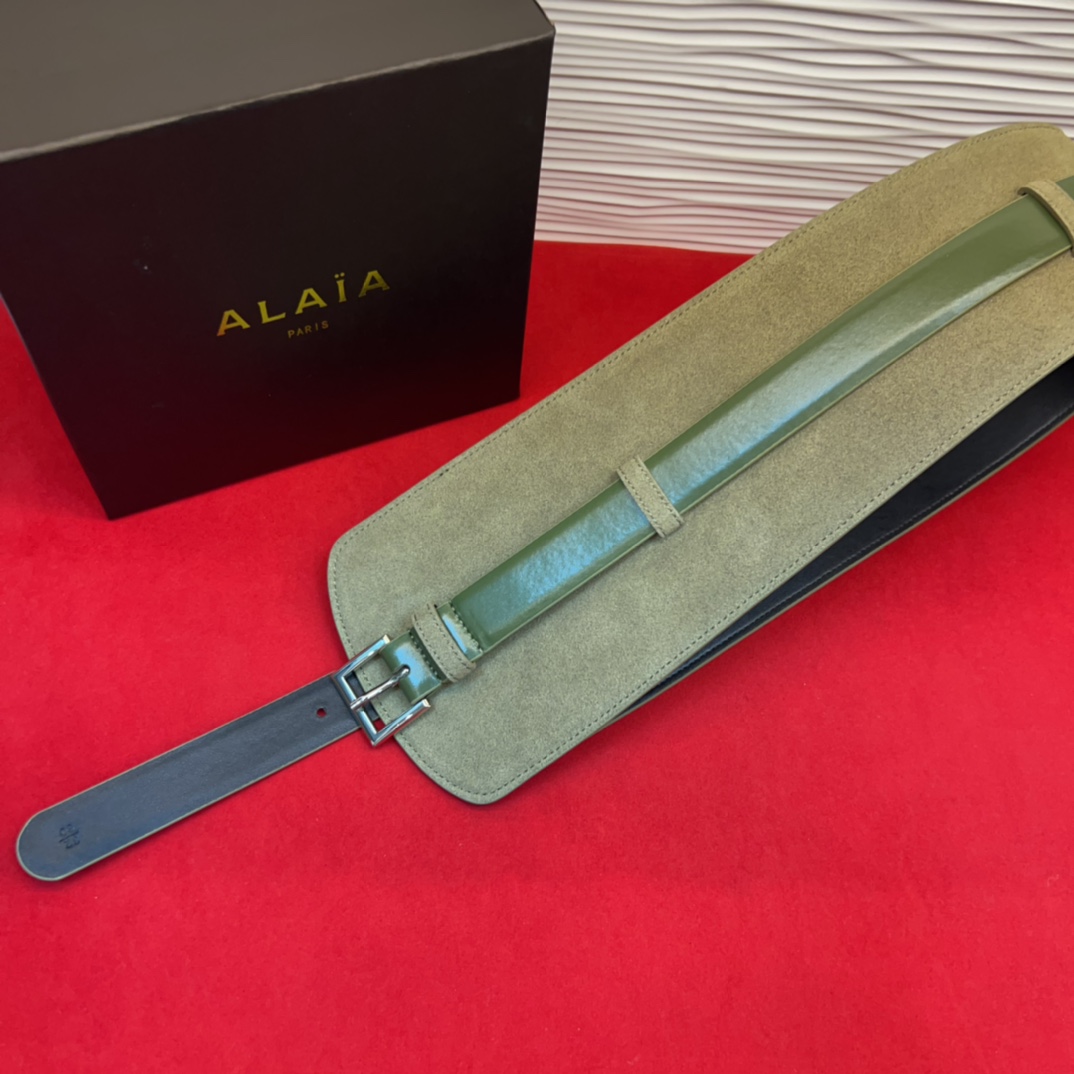 Alaia 阿来莱 腰封、品牌标志性的个性工艺，绒面制成于意大利，Alaia是一个以高级时装为魂的巴黎时
