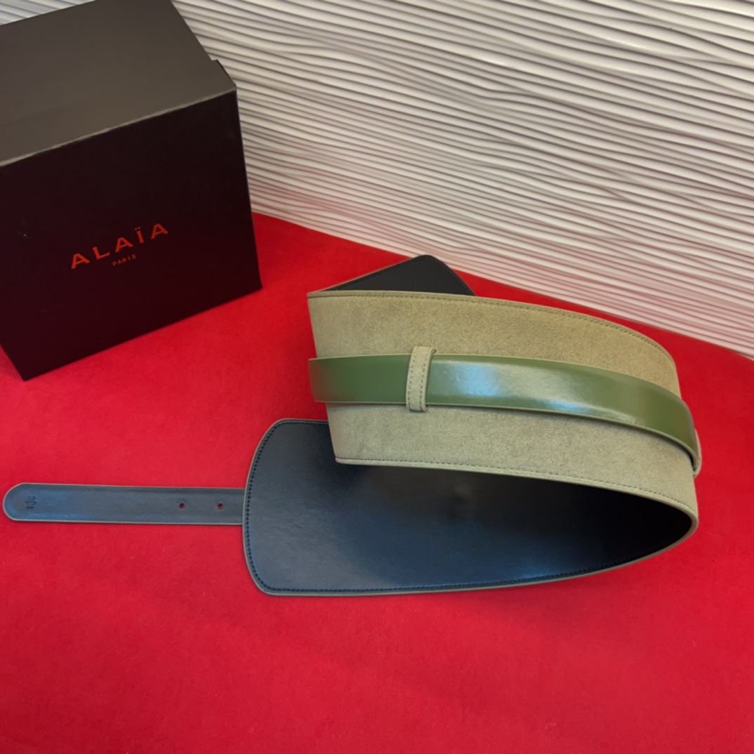 Alaia 阿来莱 腰封、品牌标志性的个性工艺，绒面制成于意大利，Alaia是一个以高级时装为魂的巴黎时